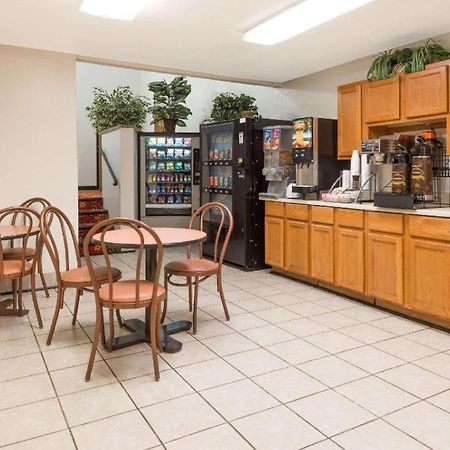 Quality Inn & Suites Earth City Bagian luar foto