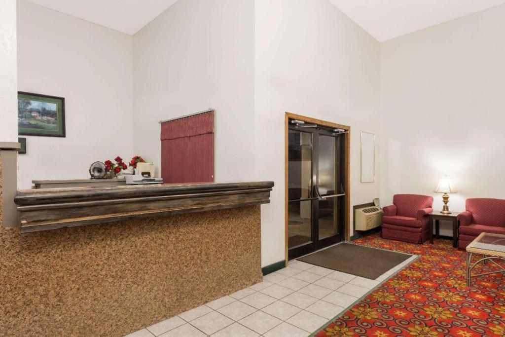 Quality Inn & Suites Earth City Bagian luar foto