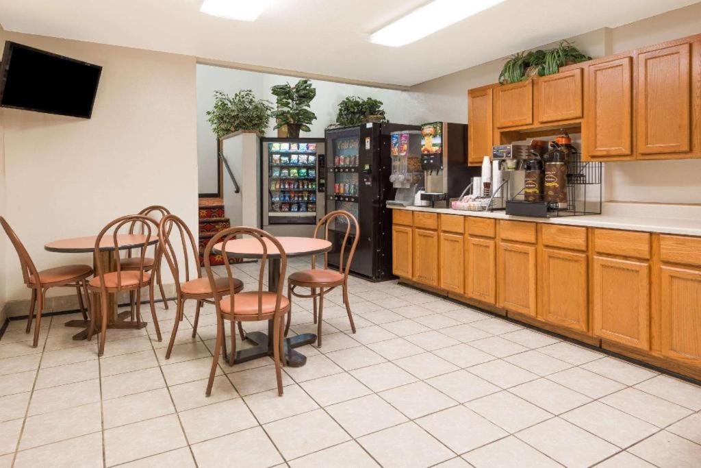Quality Inn & Suites Earth City Bagian luar foto