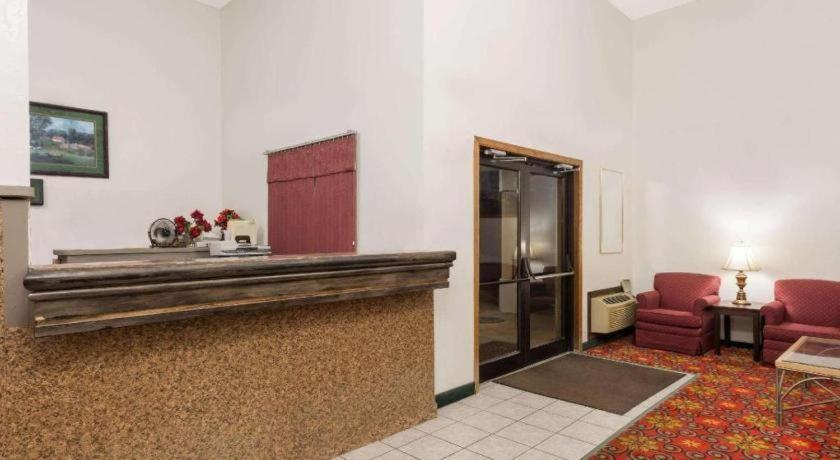 Quality Inn & Suites Earth City Bagian luar foto